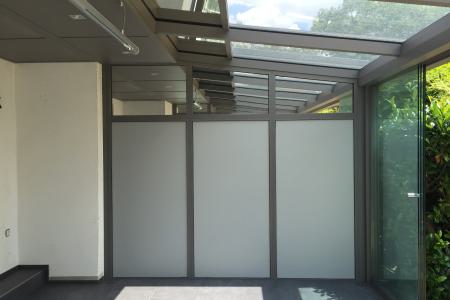 Sichtschutz mit Aluminium-Sandwichpaneel und Spiegel